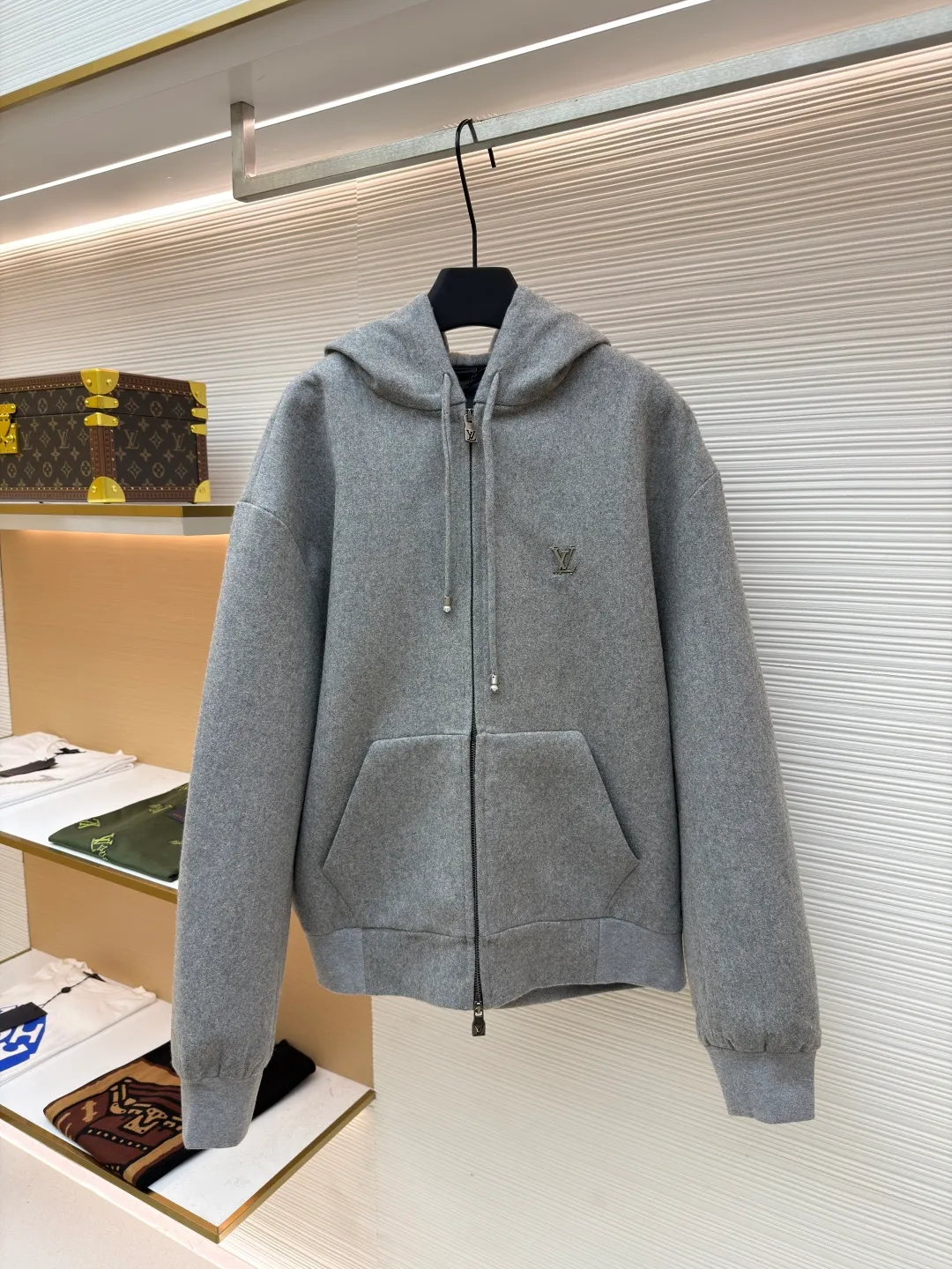 LOUISVUITTON Iron Label Wool Jacket ●Authentic product: purchased and developed by 24960 ●Item number: 1680853-B90 ●Fabric: wool blend ●Technology: positioning cutting machine ●Version: fitted version ●Weight: about 1300 grams ●Size: S-M-L-XL ●Description: Customized 80% wool, 14% spandex, 6% blended sheep wool fabric, full of texture and refined tailoring to reinterpret the dynamic silhouette. The elastic waist upgrades the drape texture, the side pockets are cleverly integrated into the stitching, and the facial pleats are infused with elegance. The left leg is decorated with the brand's metal logo to once again confirm the brand's identity. The overall wiring is straight and delicate, the fabric is comfortable and soft, and the color is consistent without color difference. It can be matched with the same style to create a fashionable look and control various occasions. Customized accessories, complete with three standards, same style for men and women!